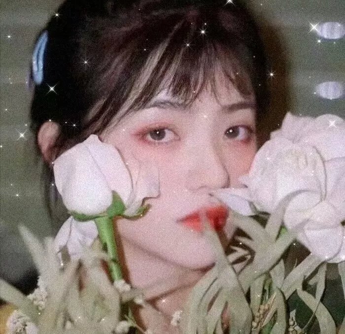 她的微笑像颗糖